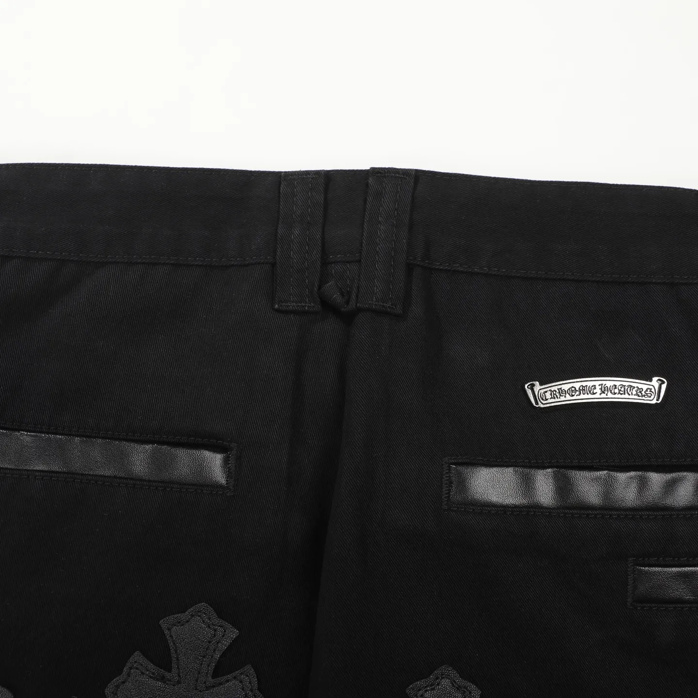 P270 Chrome Hearts CH casual black trousers cross-patched leather jeans. Original purchased and patterned to truly restore the ultimate texture of Vintage. Special Italian cowhide print and then cut. Customized sheepskin three-layer thick line leather. The whole is spliced in heavy water washing process. Craftsmen hand-splash ink. You can see the details. Three-dimensional cutting version. Loose and comfortable. Not flattering on the figure. Shows height and slimness. Factory Seiko. Original quality control. Same style for men and women. Can be matched with couples. Versatile recommendation. The must-have jeans for all seasons Color: black Size: 28/30/32/34 Waist: 73/78/83/88 Pants length: 102/104/106/108